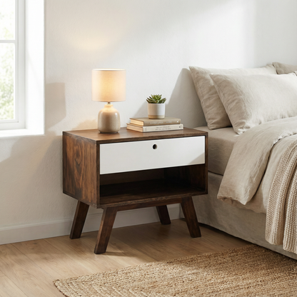 Buró de madera estilo moderno con un cajón, adaptado a una recámara junto a una cama, dando estilo.