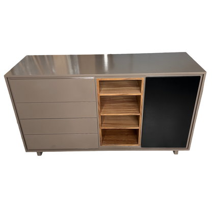 Cajonera con entrepaños integrados, viendo la parte frontal de mueble.