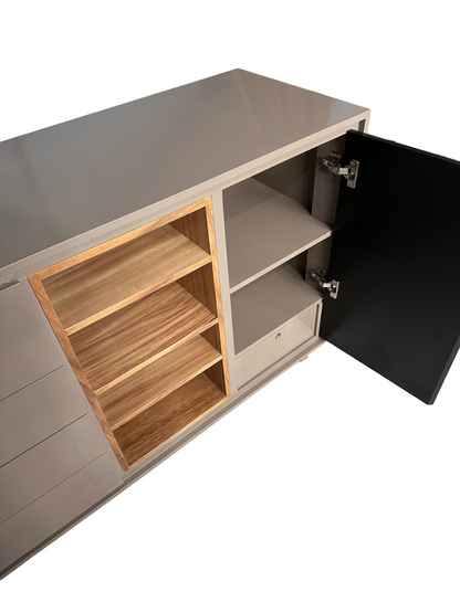 Cajonera con visata superior mostrando parte de los entrepaños y  puerta abierta.