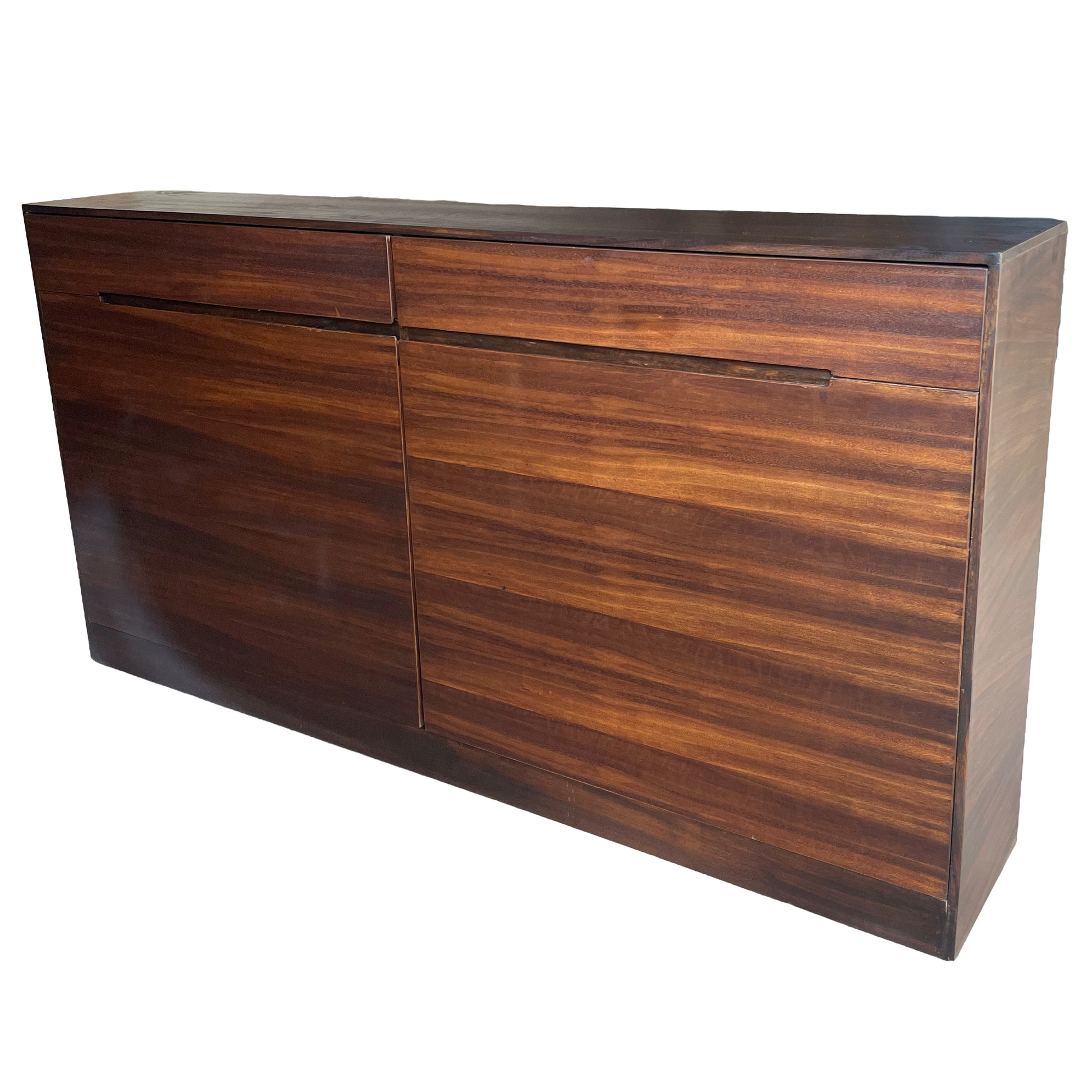 Cajonera con vista lateral, mostrando los acabados y detalles del mueble.