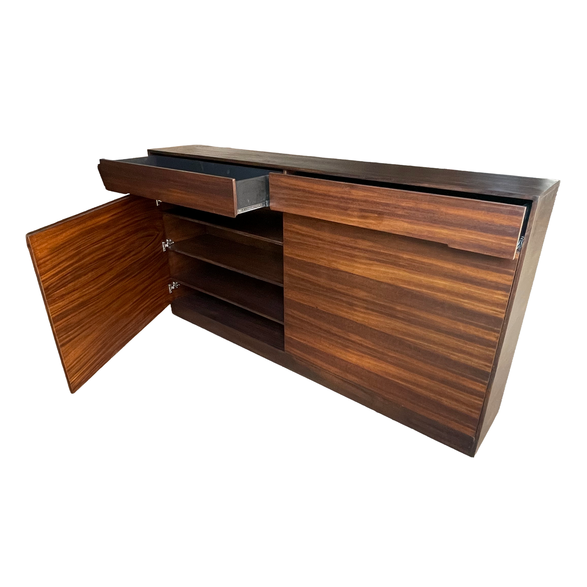 Cajonera con vista superior mostrando los cajones y puerta abiertos.