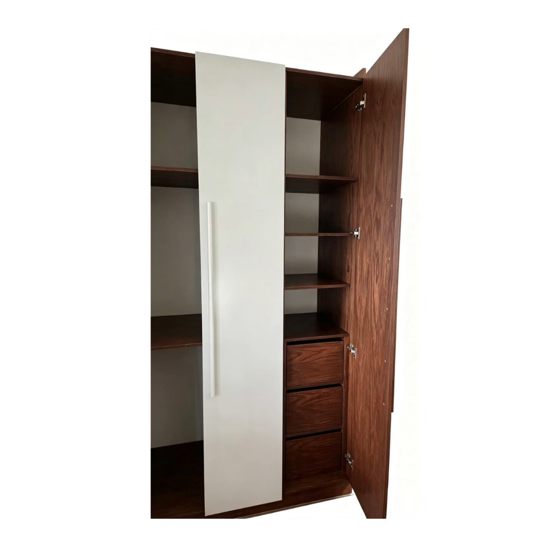 Clóset mostrando parte del interior del mueble, incluye repisas y cajones.