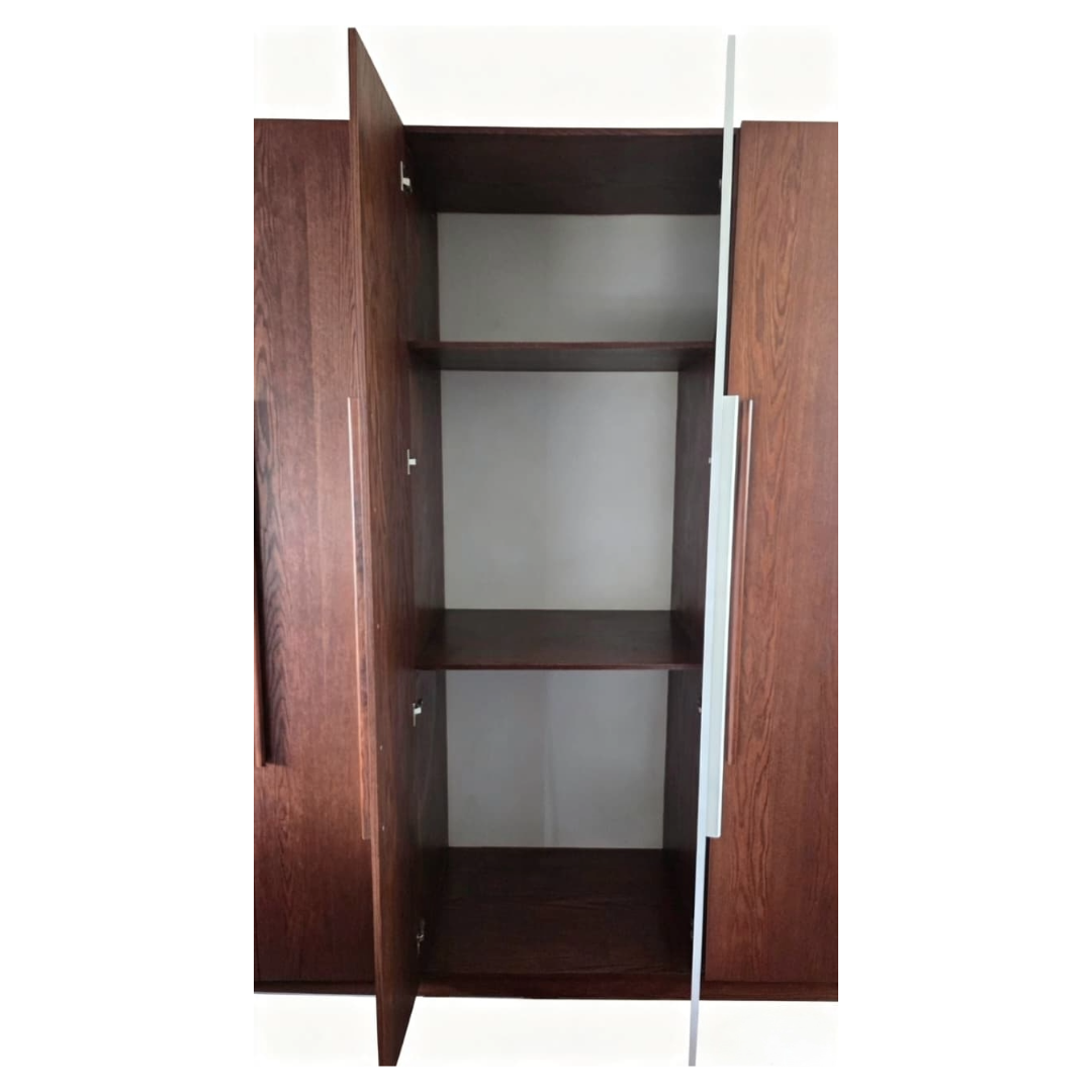 Clóset en toma frontal viendo los entrepaños del mueble. 