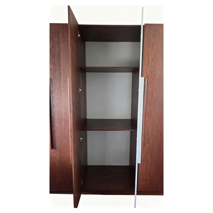 Clóset en toma frontal viendo los entrepaños del mueble. 