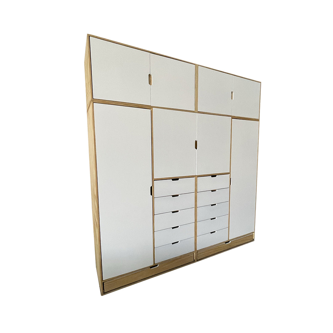 Closet estilo nórdico Malmo, vista frontal lateral mostrando detalles de cajones y puertas color blanco.