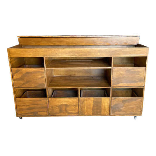 Consola con vista frontal, mostrando los compartimientos del mueble.