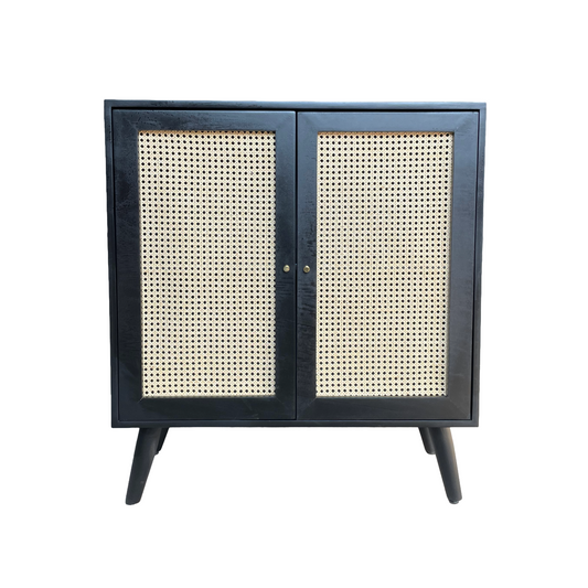 Mueble auxiliar con puertas hechas de bejuco y un acabdo en madera semi mate.
