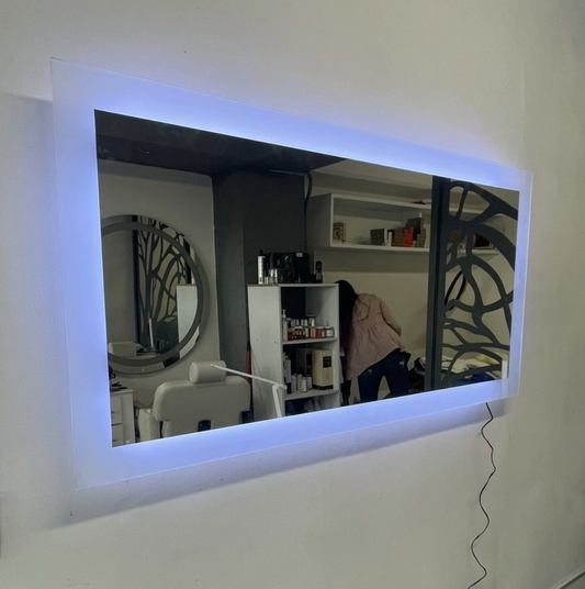 Espejo rectangular con vista lateral, aportan luz en la parte laterales del espejo.