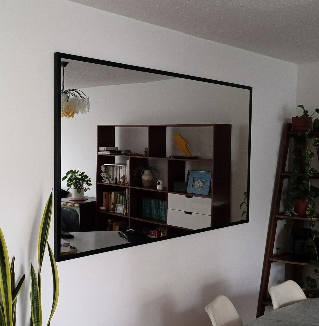 Espejo rectangular con vista lateral viendo detalles del espejo.