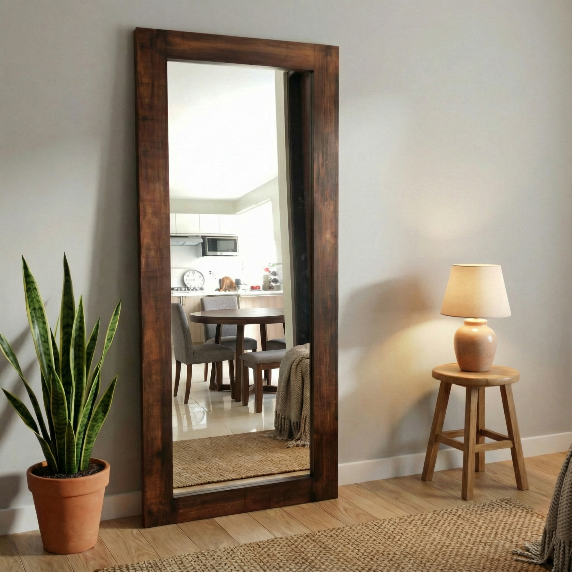 Espejo gigante con marco color nogal.