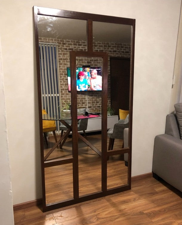 Espejo con marco de madera, mostrnado tamaño y detalles.