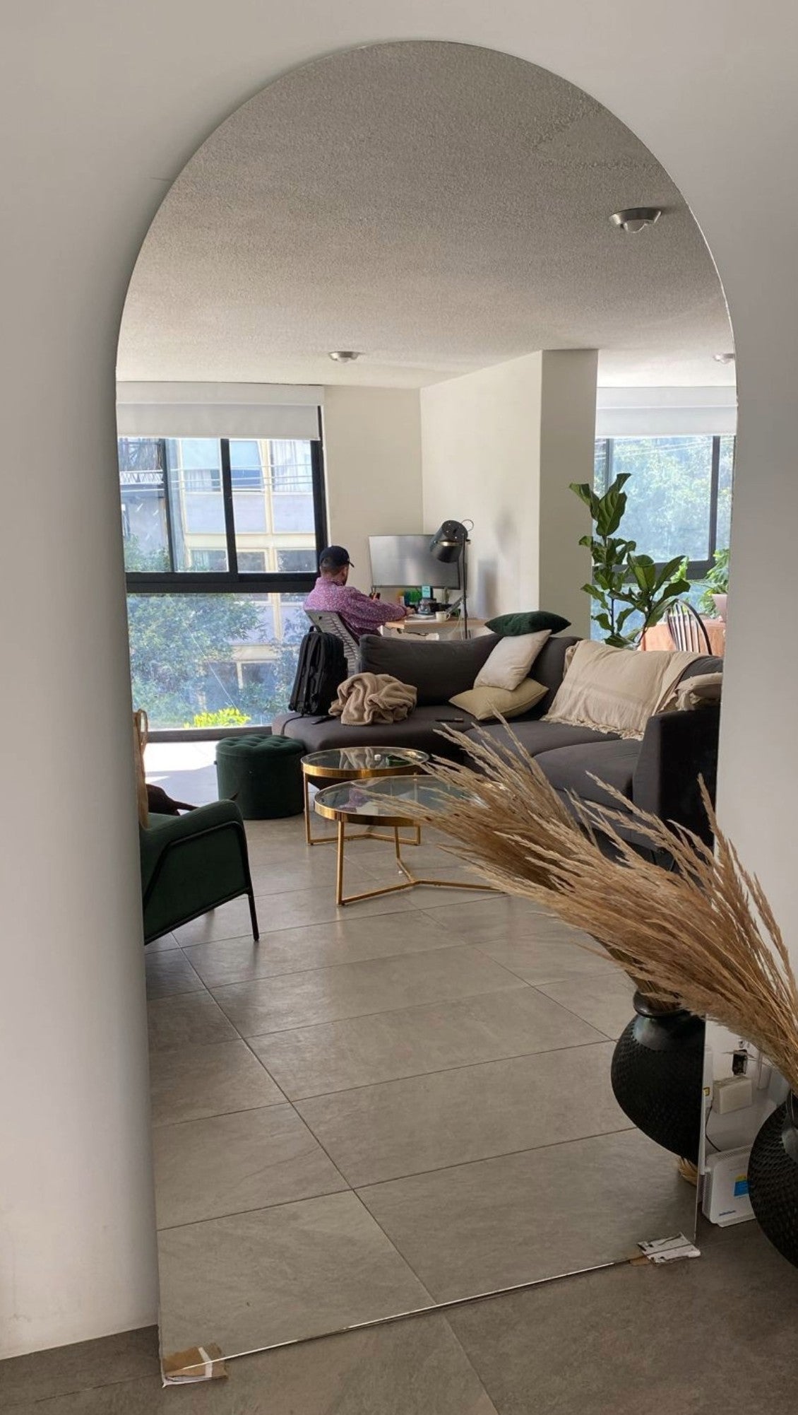 Espejo sin marco, con vista lateral viendo los detalles del espejo.