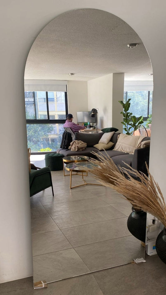 Espejo sin marco, con vista lateral viendo los detalles del espejo.