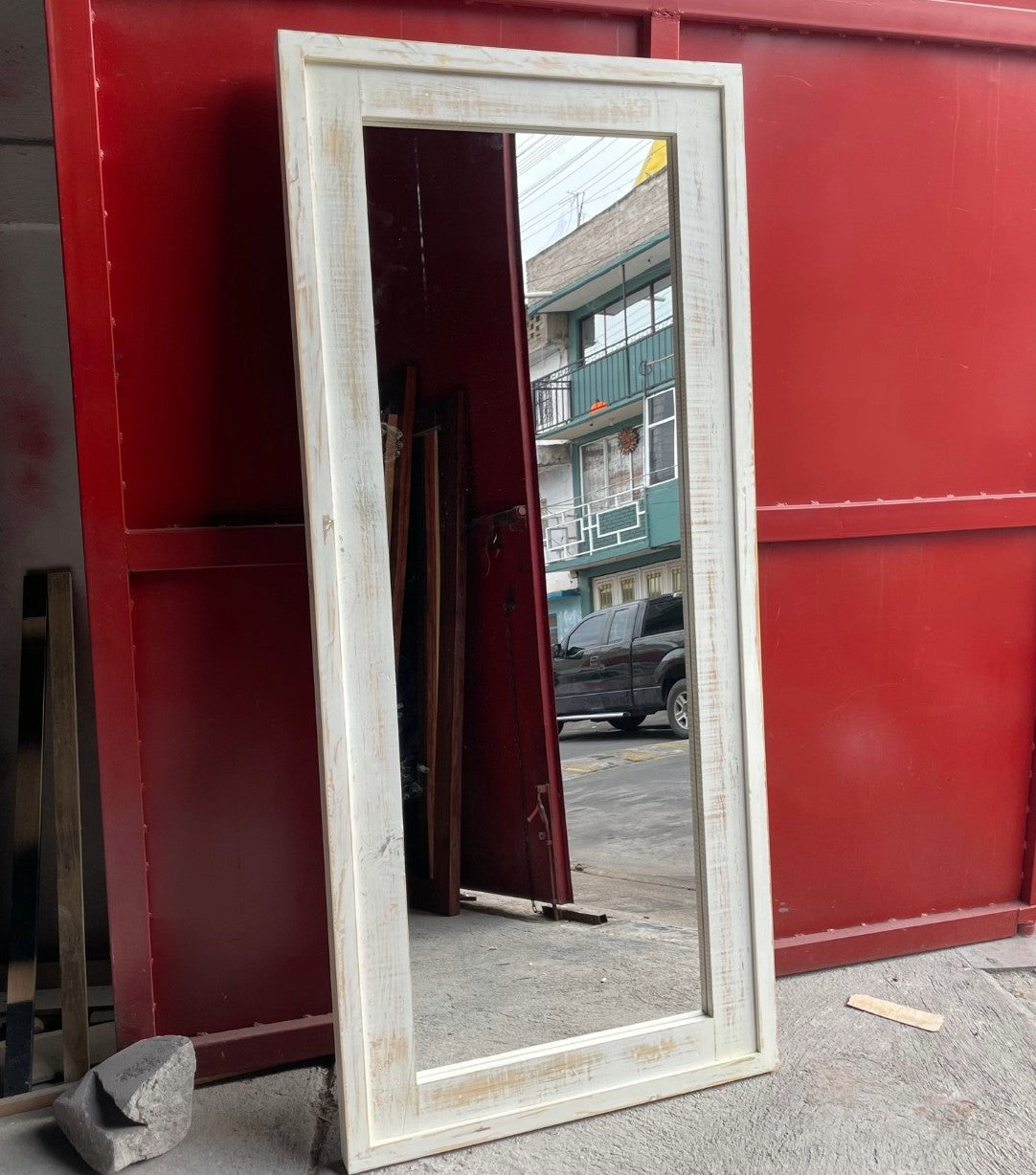 Espejo con marco de madera, con vista lateral, viendo acabado del marco.