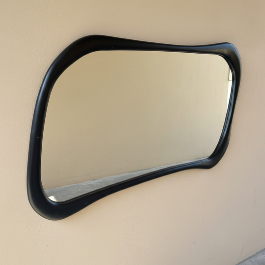 Espejo con forma artística tallado laca negro, con vista lateral.