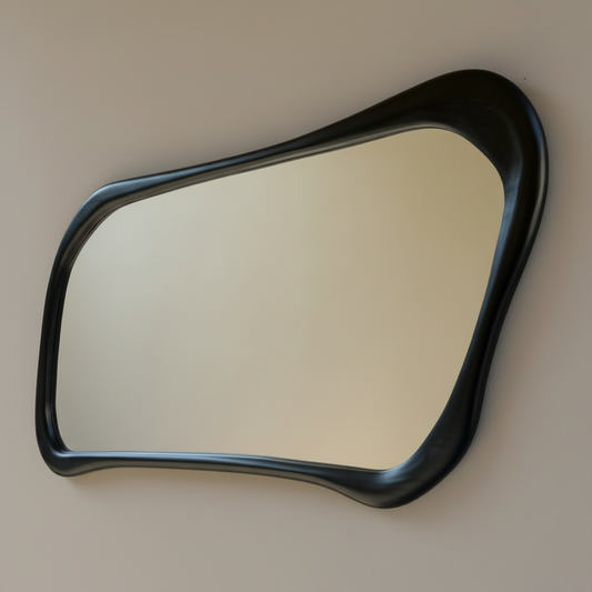 Espejo con forma artística tallado laca negro, con vista lateral.