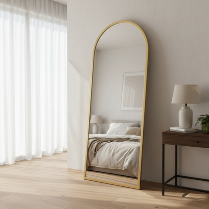 Espejo chico con marco dorado dentro de una recámara