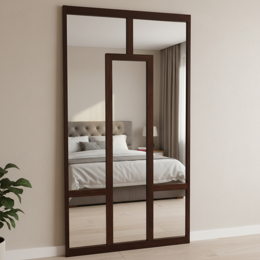 Espejo gigante con marco de madera frente a una cama.
