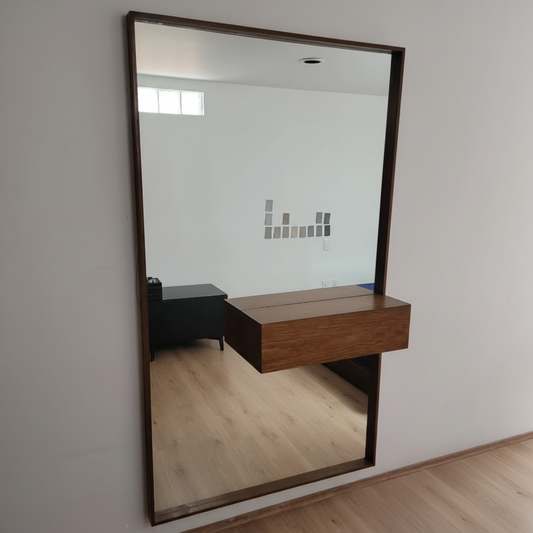 Espejo de pared con media repisa, vista lateral para ver sus detalles.