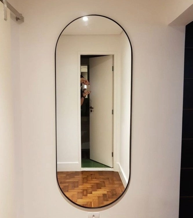 Espejo ovalado con marco negro