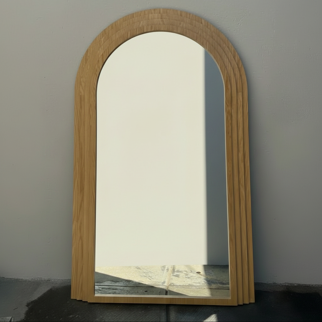 Espejo con marco de madera y en forma curvo, con vista frontal