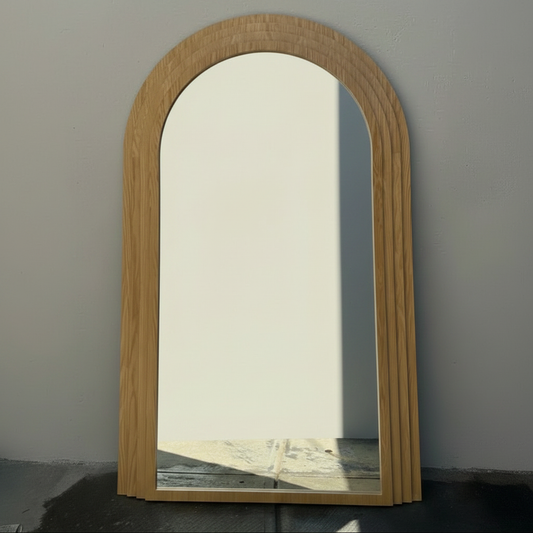 Espejo con marco de madera y en forma curvo, con vista frontal