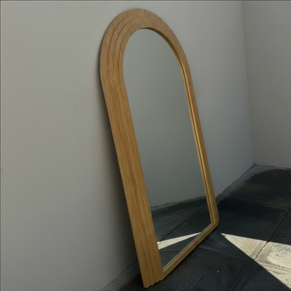 Espejo con marco de mader e forma curvo, con vista lateral viendo detalles y acado.