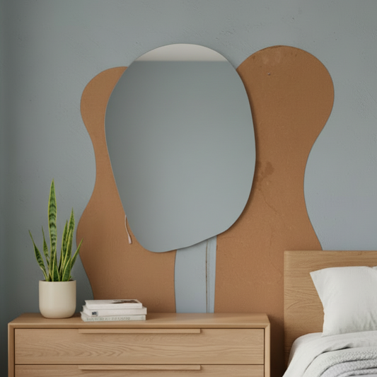 Espejo sin marco dentro de un ambiente.