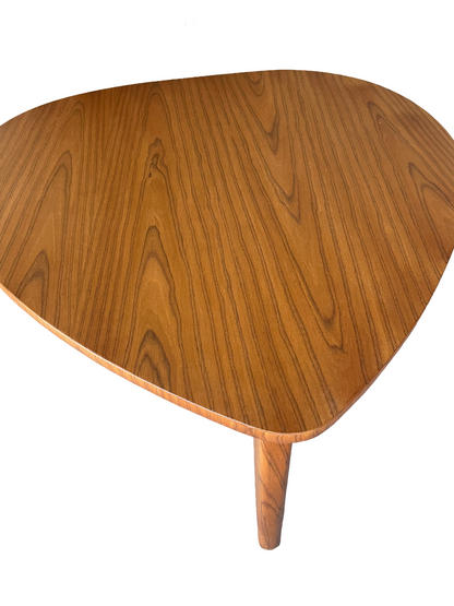 Mesa de centro con una toma superior mostrando los detalles de la mesa.