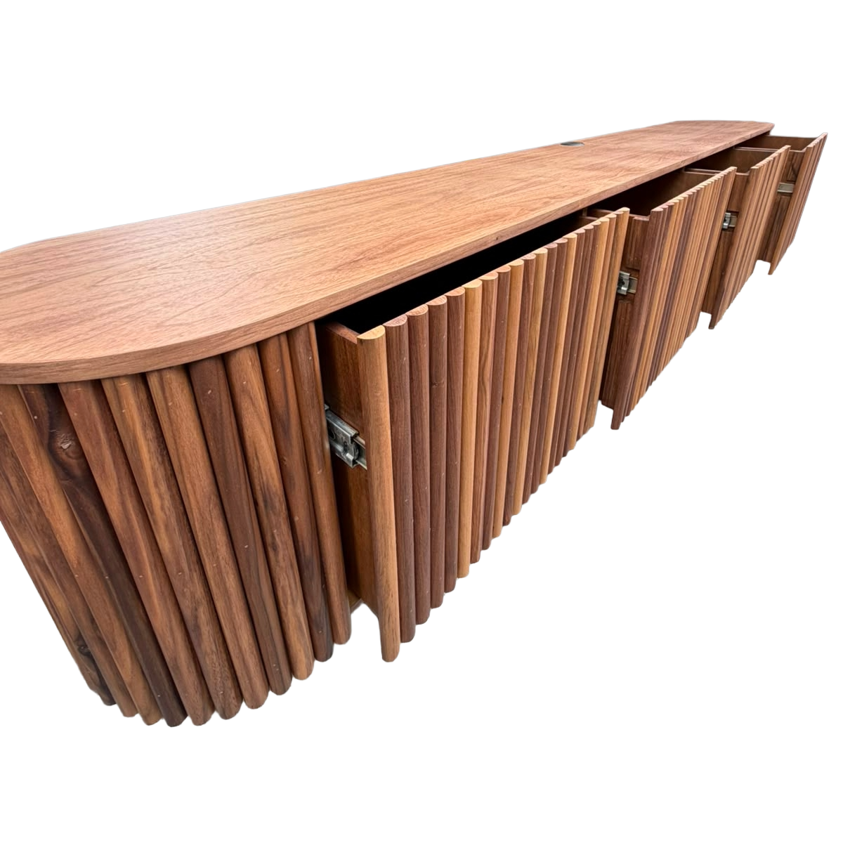 Mueble de tv con cajones abiertos, mostrando parte del tamaño de cada cajón.