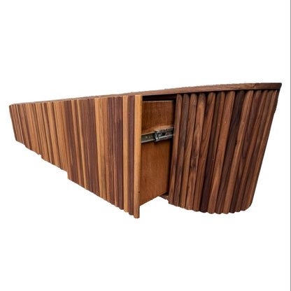 Mueble de tv con toma frontal mostrnado el acabado y detalle del mueble.