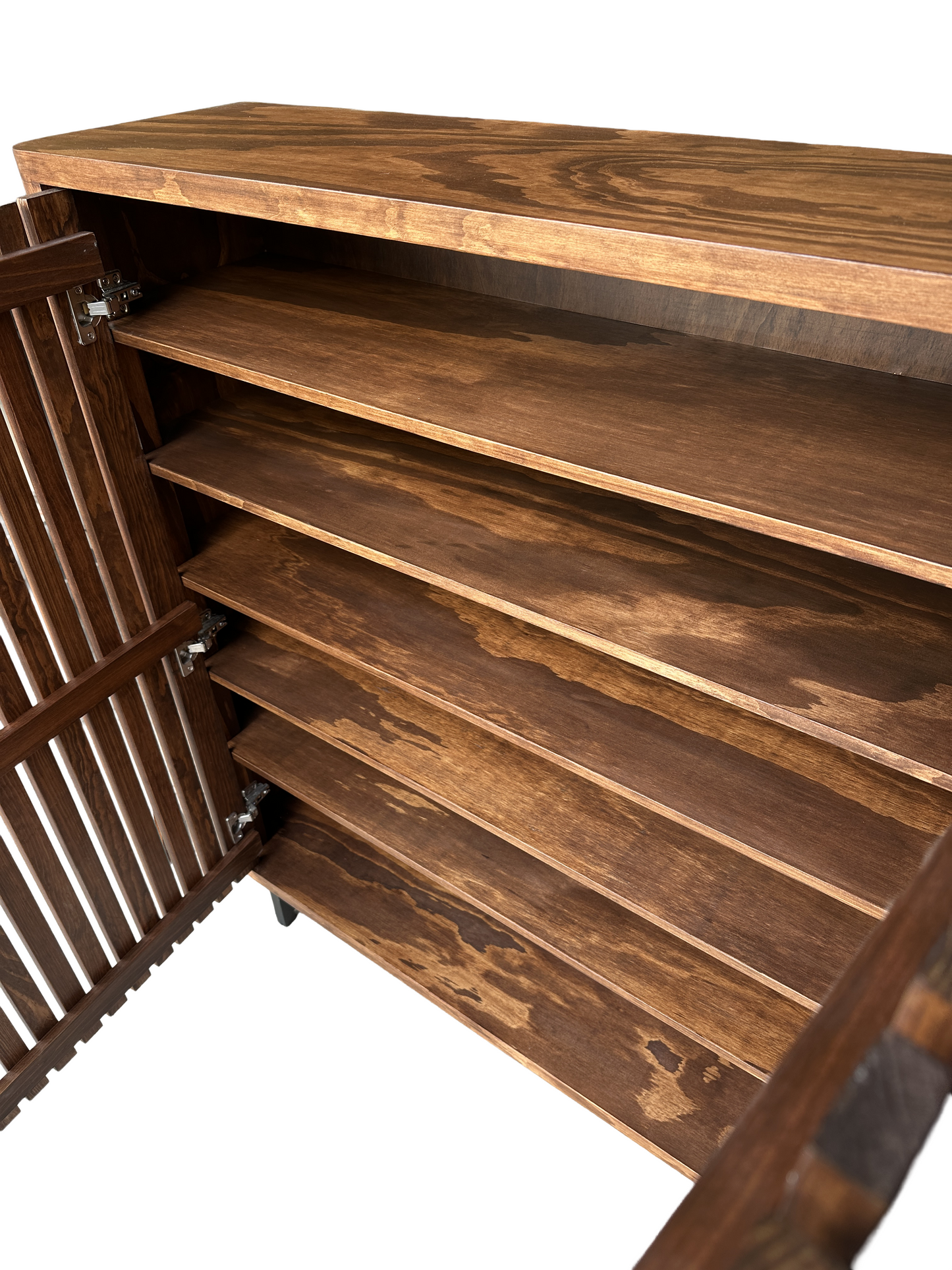 Recibidor de madera viendo los entrepaños del mueble.