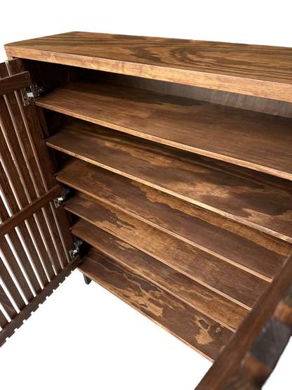 Recibidor de madera viendo los entrepaños del mueble.