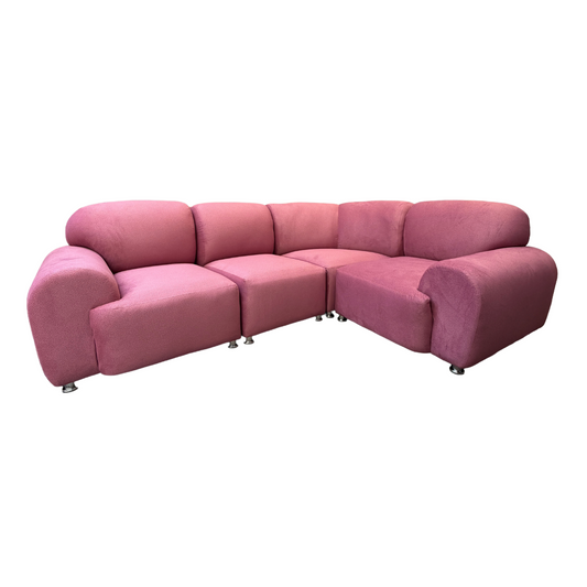 Sala en tono rosa.
