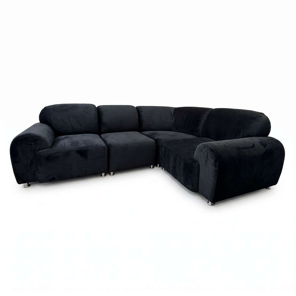 Sala en tono negro.