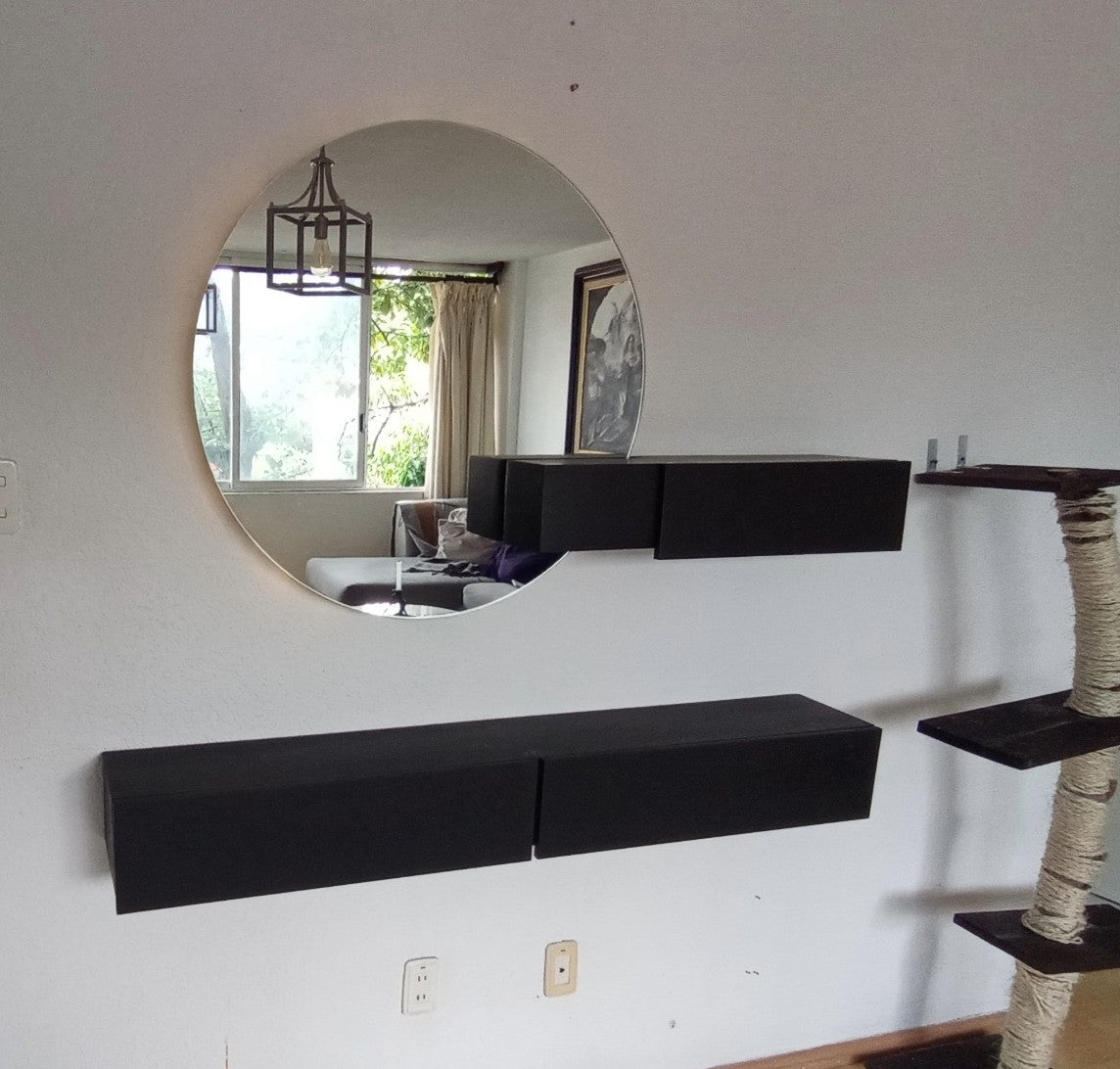 Espejo redondo con dos repisas flotantes.