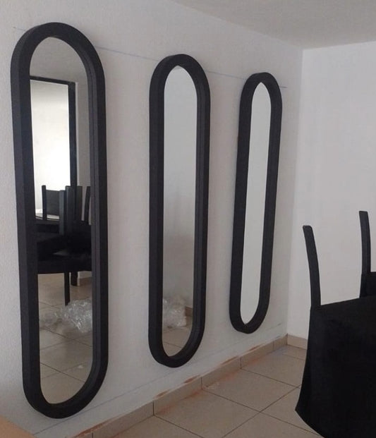 Juego de tres espejos para pared con vista lateral.