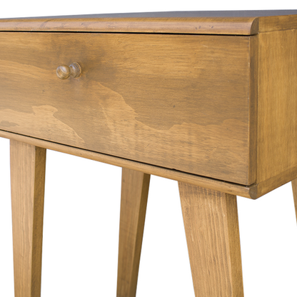 Buró de madera rústicos, fotografía más cercana del este mueble que tiene un diseño práctico para su uso. 