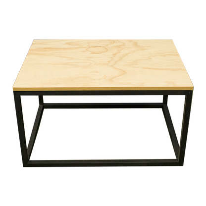 Mesa de centro, en un natural pino, parte superior triplay, parte inferior herrería.