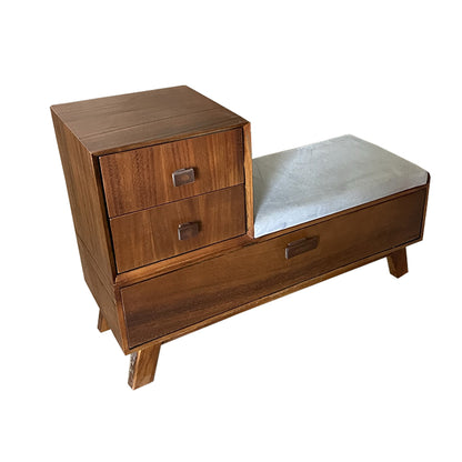 Recibidor con banca, vista frontal lateral del mueble, mostrando detalles de los cajones en chapado parota y asiento.