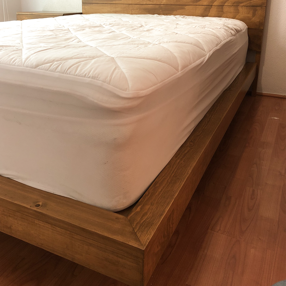 Cama flotante, esquina de cama de color de madera oscura