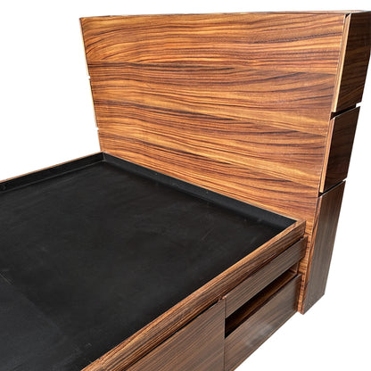 Recámara Oslo Parota, muestra a detalle de los acabados en madera barnizada de la cabecera.