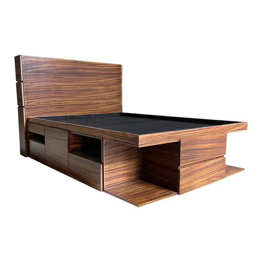 Recámara Oslo Parota, base de cama con cabecera y burós integrados en color café barnizado.