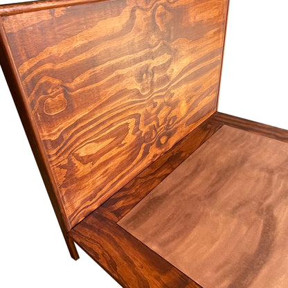 Base de cama de madera estilo 
tatami, vista a detalle de la parte superior de la base de cama 