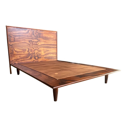 Base de cama de madera estilo tatami, vista lateral izquierdo.
