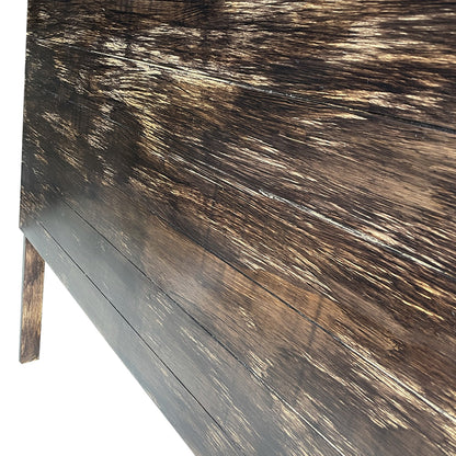 Recámara Lerida, vista detalle de los detalles en madera, efecto desgastado en tono obscuro en la parte inferior.