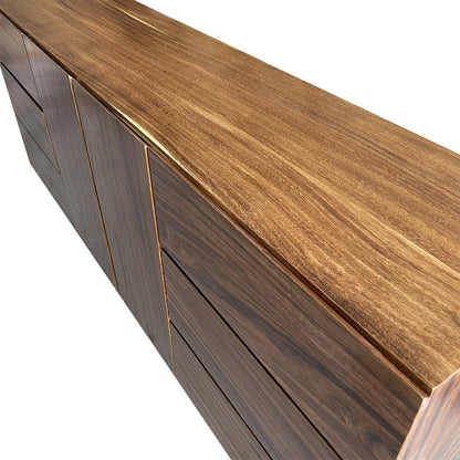 Bufetero de madera, vista superior mostrando el acabado del mueble.
