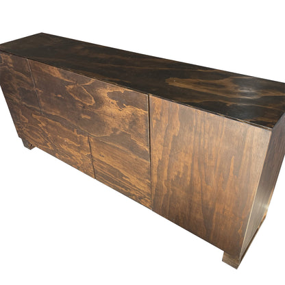 Bufetera de madera, parte superior para ver los detalles y acabados en madera.
