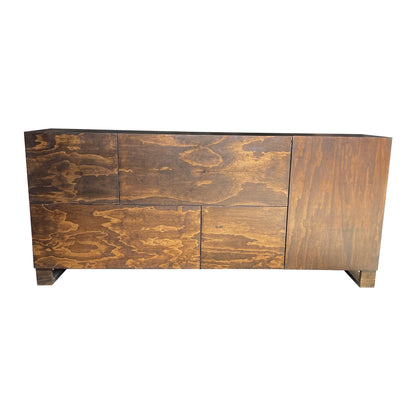 Bufetera de madera, vista forontal, luciendo las divisiones de los compartimientos.