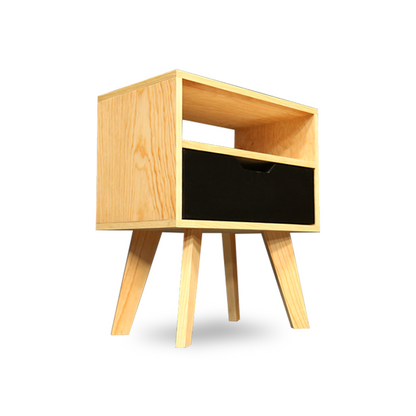 Buró Alcalá Black, mueble en color natural, con cajón personalizable en color negro.